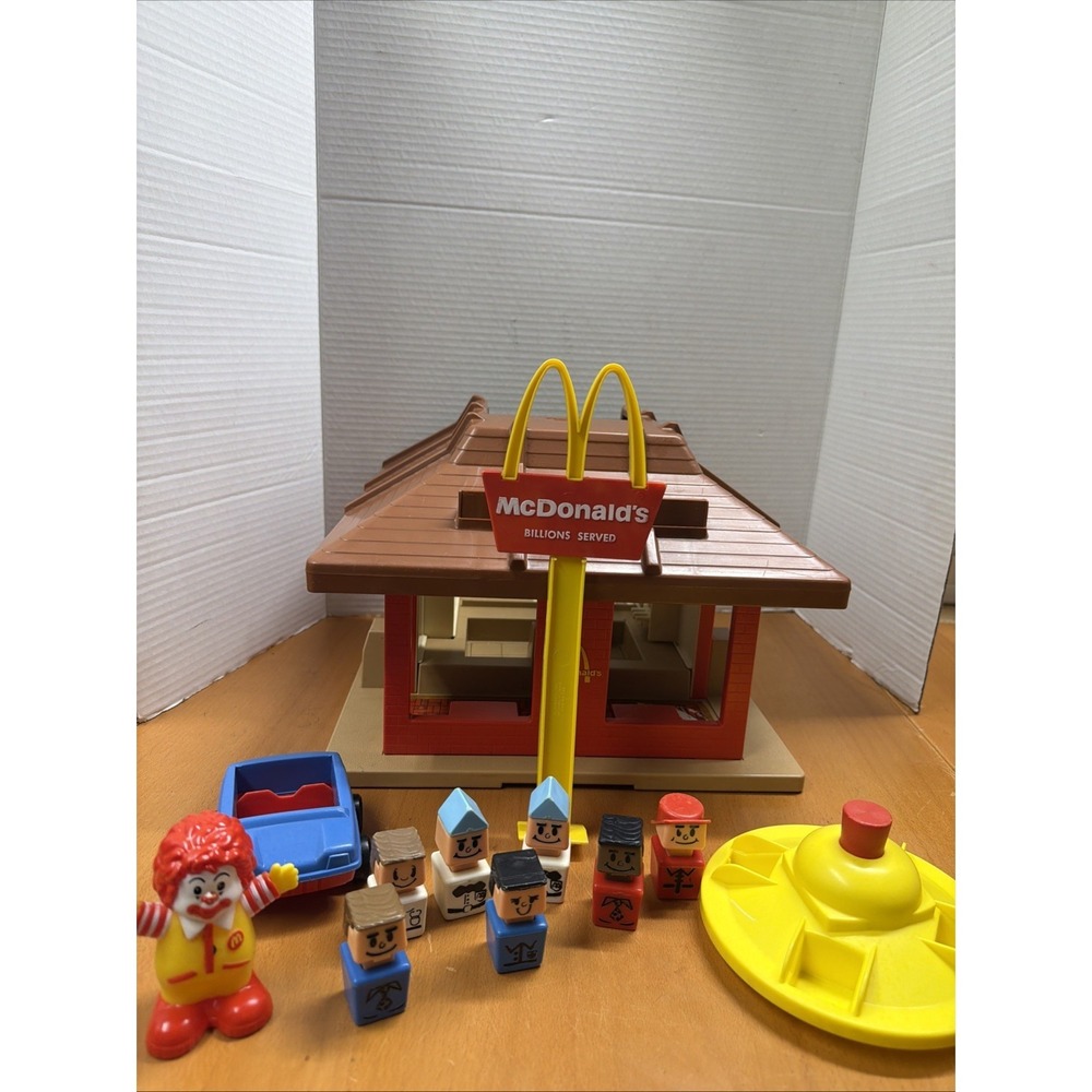VINTAGE PLAYSKOOL MCDONALDS 1974 PLAYSET FAMILIAR PLACES WITH PEOPLES & MORE
